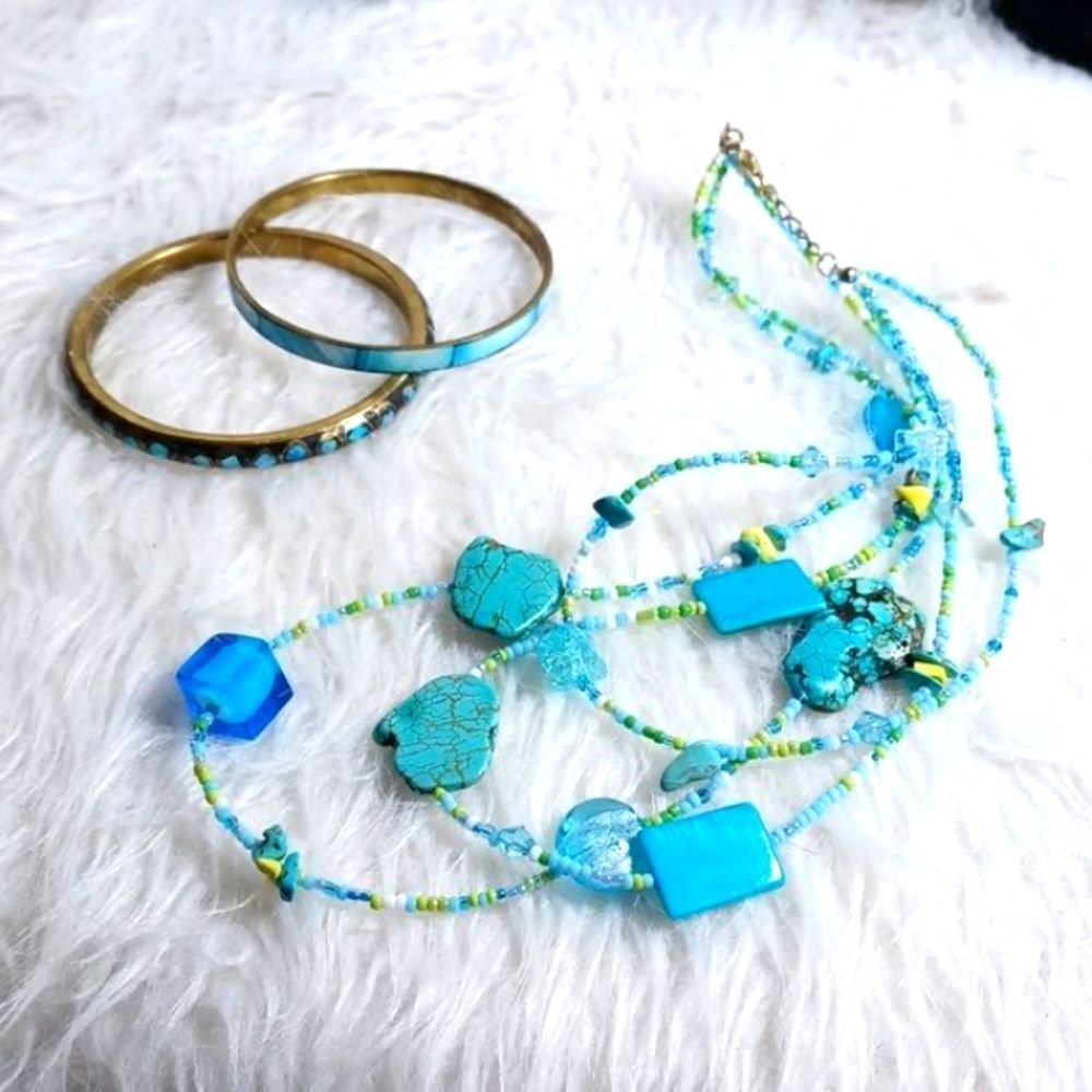 Turquoise women's three piece necklace with two bracelets